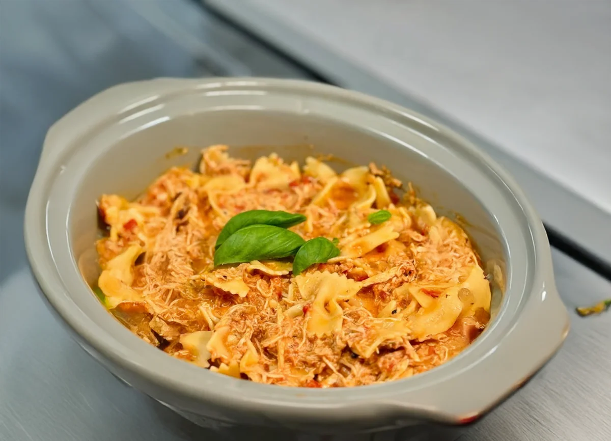 Creamy Tomato Basil Chicken Pasta (Crockpot)