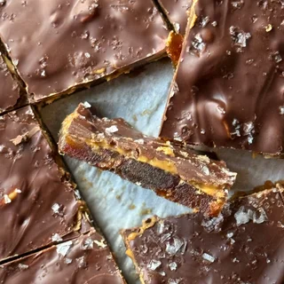 Snickers-Inspired Date Bark (No Bake)