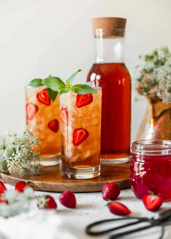 Refreshing Strawberry Iced Tea
