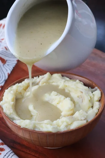 How to Make Gravy (Simple and Easy)